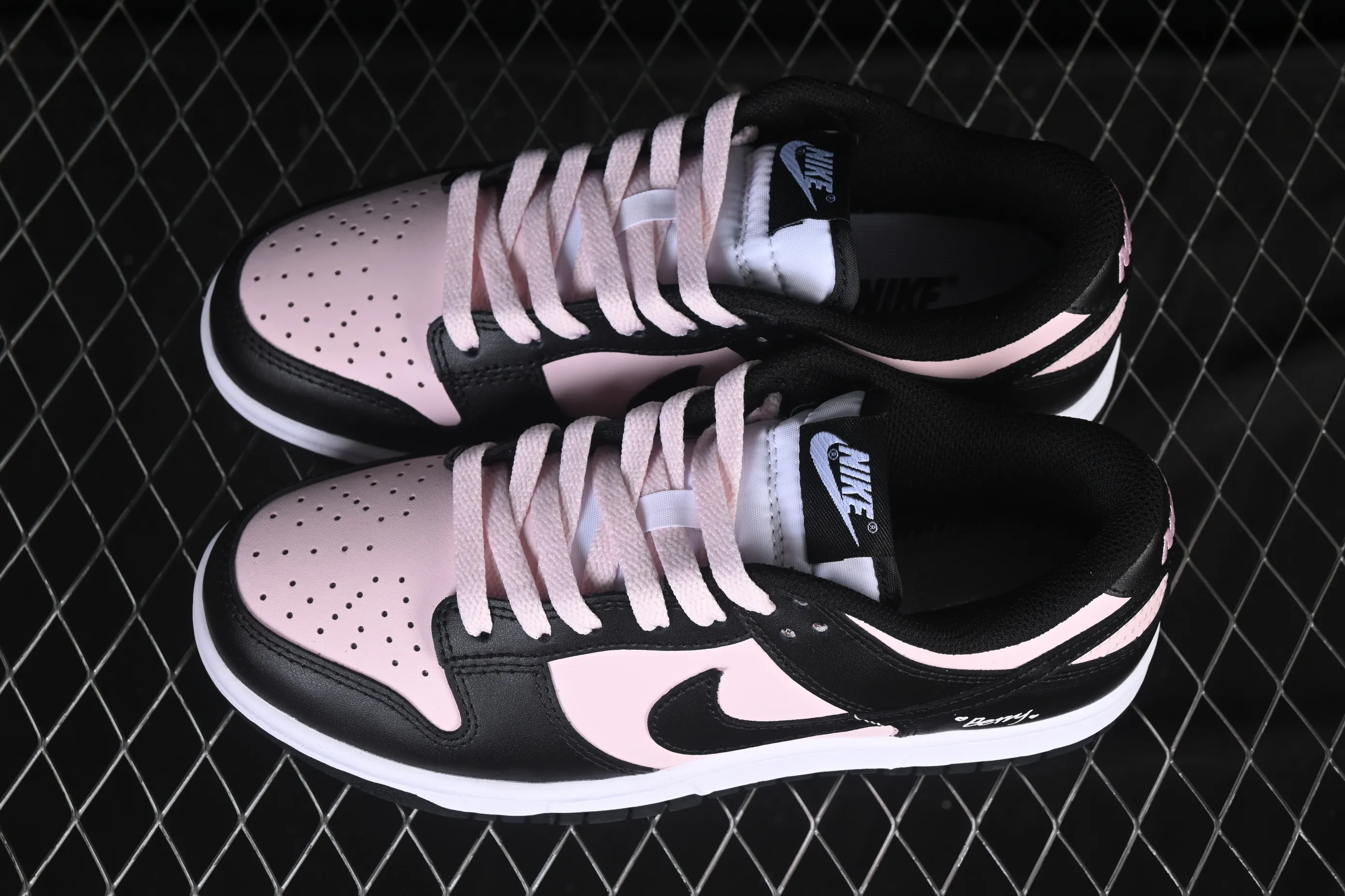 All categories Nk SB Dunk Series Nk SB Dunk Low High-end customized low-top sneakers Nike SB Dunk Low black and pink Valentine's Day low-top casual sneakers DD1391-100